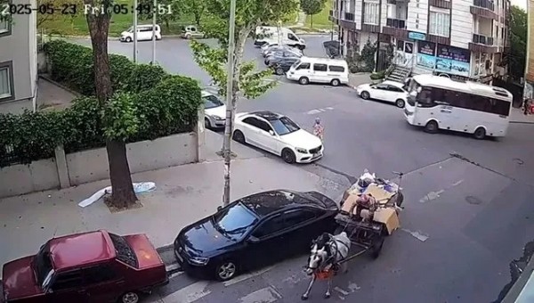 İstanbul Esenyurt'ta ilginç kaza: At arabası ile otomobil çarpıştı!